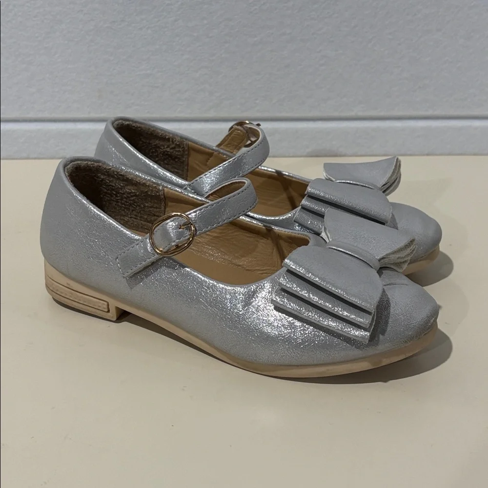 Pipperdoodles Lot of 2 Sparkly Silver & Red Bow Girls Velcro Shoes Pip Squeak